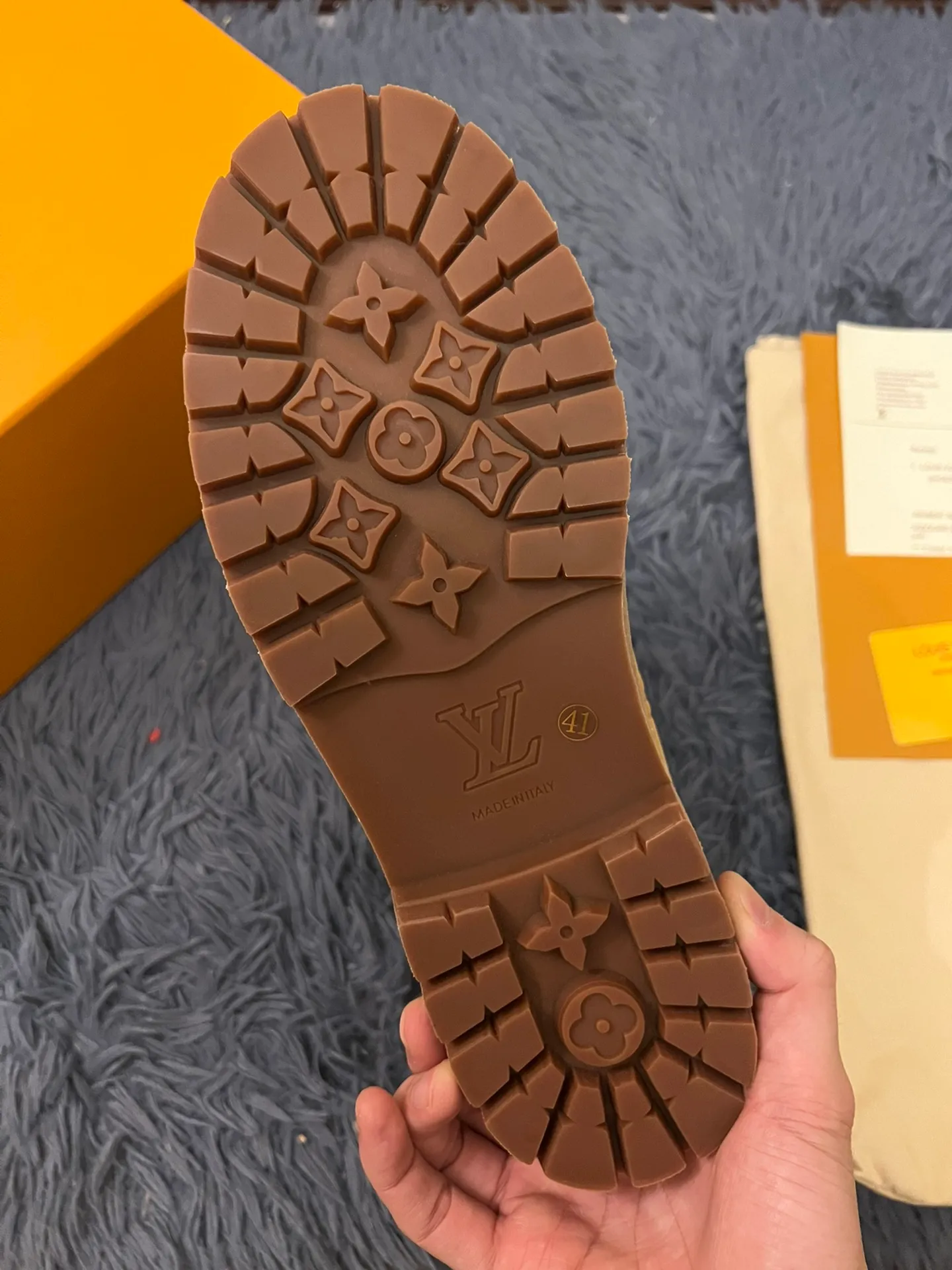 👟👟Ex-factory price 680👟👟 Men's size +10 LV x Timberland Louis Vuitton "Luxury Western" has been initially constructed, and the last link is the "shoes" that can make the style complete and communicative, so the "Shoe King of the Year" came into being. A major collaboration of the season, in a short video of only a few seconds, Fei Dong lifted the legs of his jeans to reveal a pair of classic Timberland rhubarb boots with the LV logo printed on the tongue. He then folded the tongue to reveal the Monogram logo printed on the inside. Size: 35-46